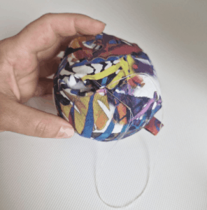 DIY Glitzerball für die ganze Familie Sieht nach Christmas Party aus. Überlebt aber auch das Kinderzimmer ✨